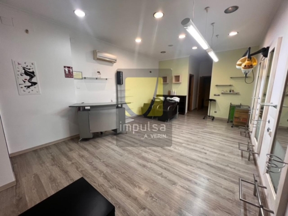 LOCAL COMERCIAL EN VERÍN- INCLUYE 2 PLAZAS DE GARAJE CERRADAS