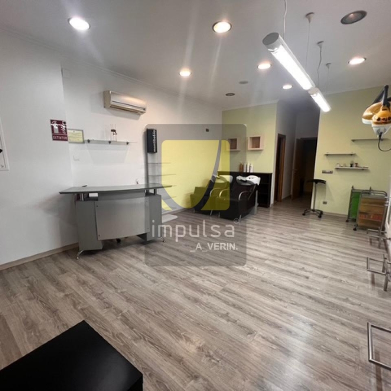 LOCAL COMERCIAL EN VERÍN- INCLUYE 2 PLAZAS DE GARAJE CERRADAS