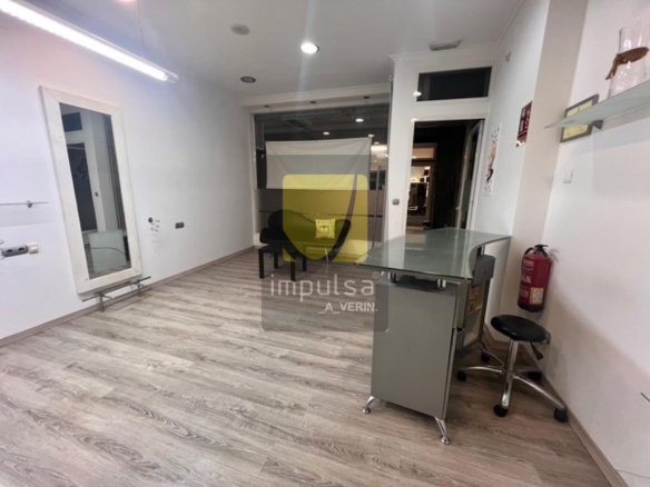 LOCAL COMERCIAL EN VERÍN- INCLUYE 2 PLAZAS DE GARAJE CERRADAS