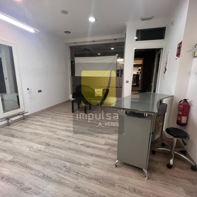 LOCAL COMERCIAL EN VERÍN- INCLUYE 2 PLAZAS DE GARAJE CERRADAS