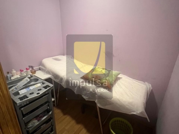 LOCAL COMERCIAL EN VERÍN- INCLUYE 2 PLAZAS DE GARAJE CERRADAS