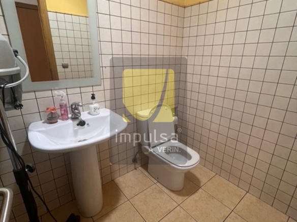 LOCAL COMERCIAL EN VERÍN- INCLUYE 2 PLAZAS DE GARAJE CERRADAS