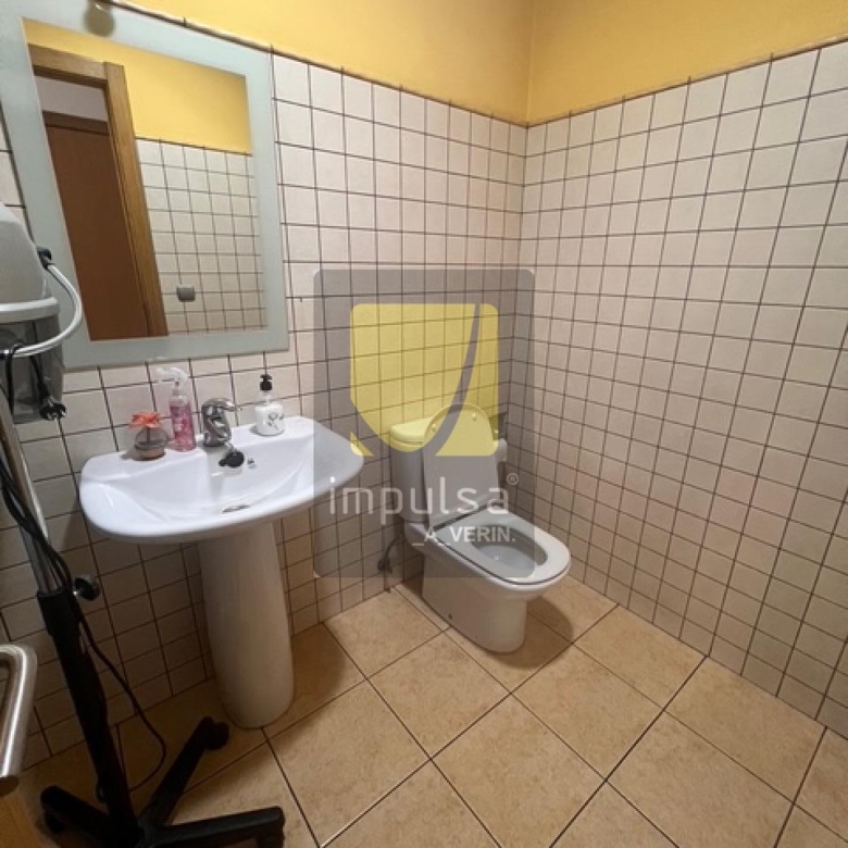 LOCAL COMERCIAL EN VERÍN- INCLUYE 2 PLAZAS DE GARAJE CERRADAS