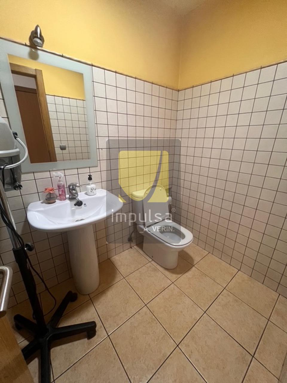 LOCAL COMERCIAL EN VERÍN- INCLUYE 2 PLAZAS DE GARAJE CERRADAS