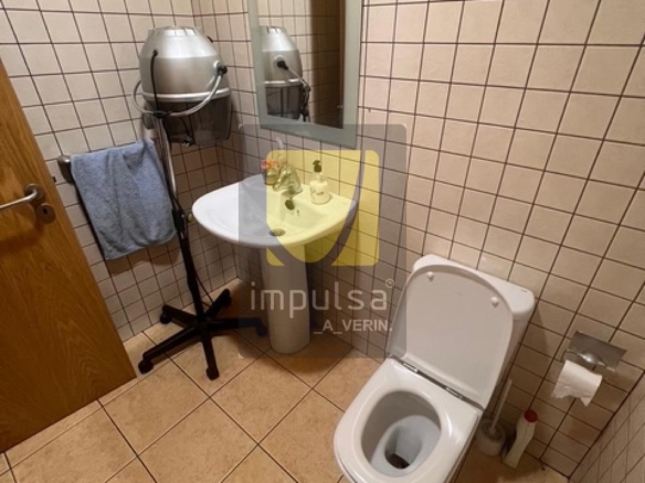 LOCAL COMERCIAL EN VERÍN- INCLUYE 2 PLAZAS DE GARAJE CERRADAS