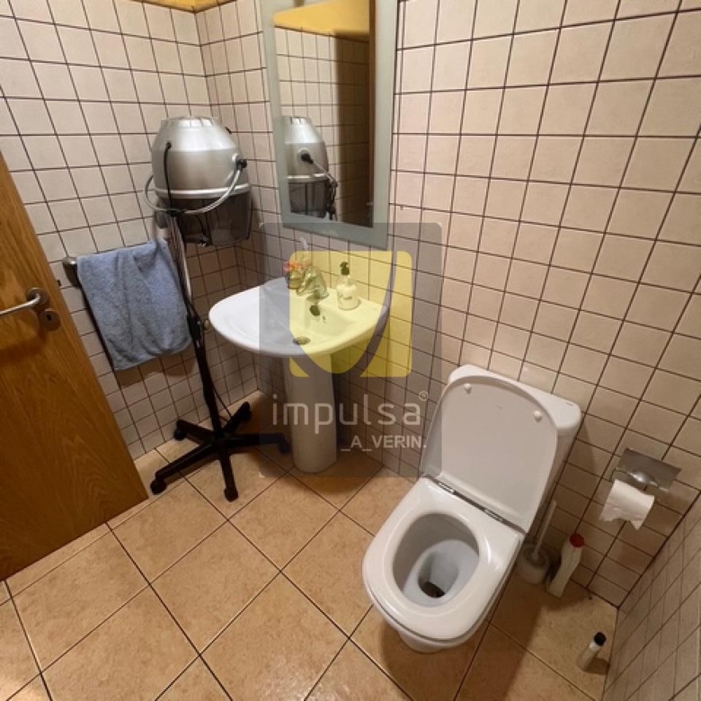 LOCAL COMERCIAL EN VERÍN- INCLUYE 2 PLAZAS DE GARAJE CERRADAS