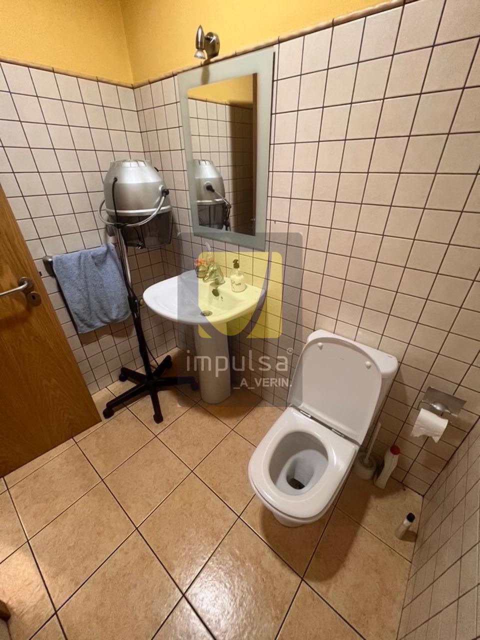 LOCAL COMERCIAL EN VERÍN- INCLUYE 2 PLAZAS DE GARAJE CERRADAS