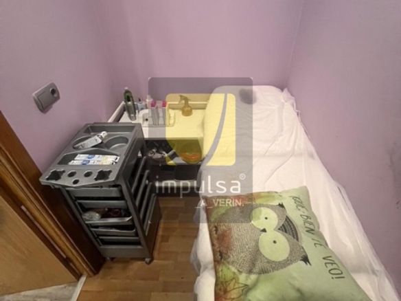 LOCAL COMERCIAL EN VERÍN- INCLUYE 2 PLAZAS DE GARAJE CERRADAS