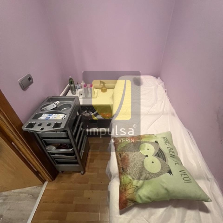 LOCAL COMERCIAL EN VERÍN- INCLUYE 2 PLAZAS DE GARAJE CERRADAS