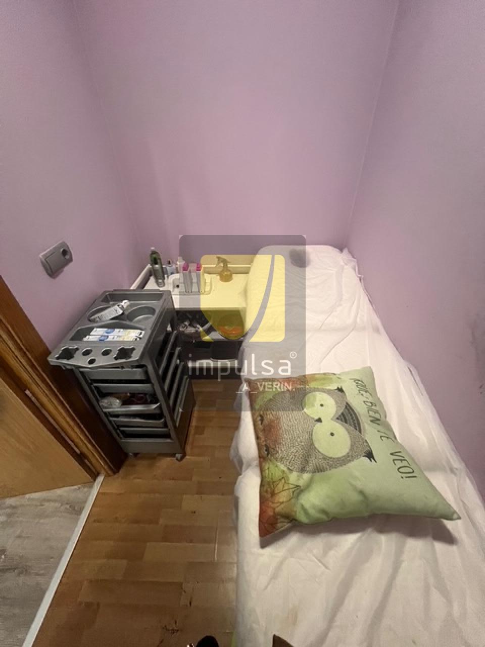 LOCAL COMERCIAL EN VERÍN- INCLUYE 2 PLAZAS DE GARAJE CERRADAS