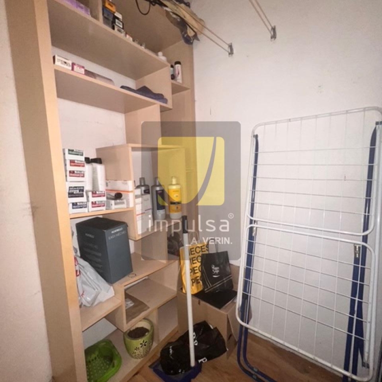 LOCAL COMERCIAL EN VERÍN- INCLUYE 2 PLAZAS DE GARAJE CERRADAS