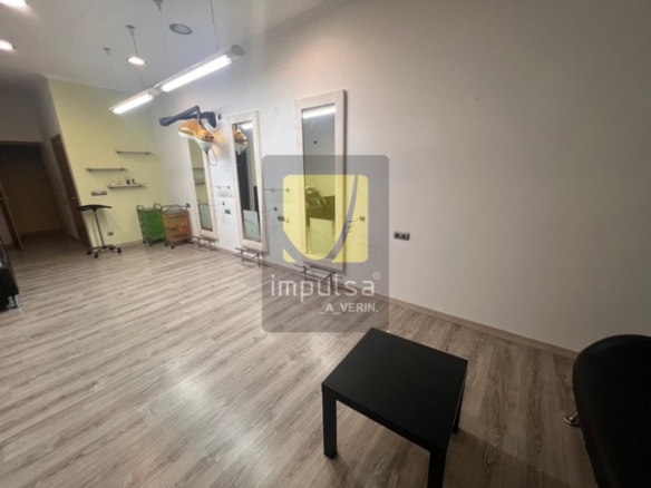 LOCAL COMERCIAL EN VERÍN- INCLUYE 2 PLAZAS DE GARAJE CERRADAS
