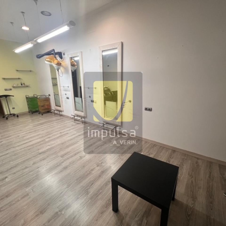 LOCAL COMERCIAL EN VERÍN- INCLUYE 2 PLAZAS DE GARAJE CERRADAS
