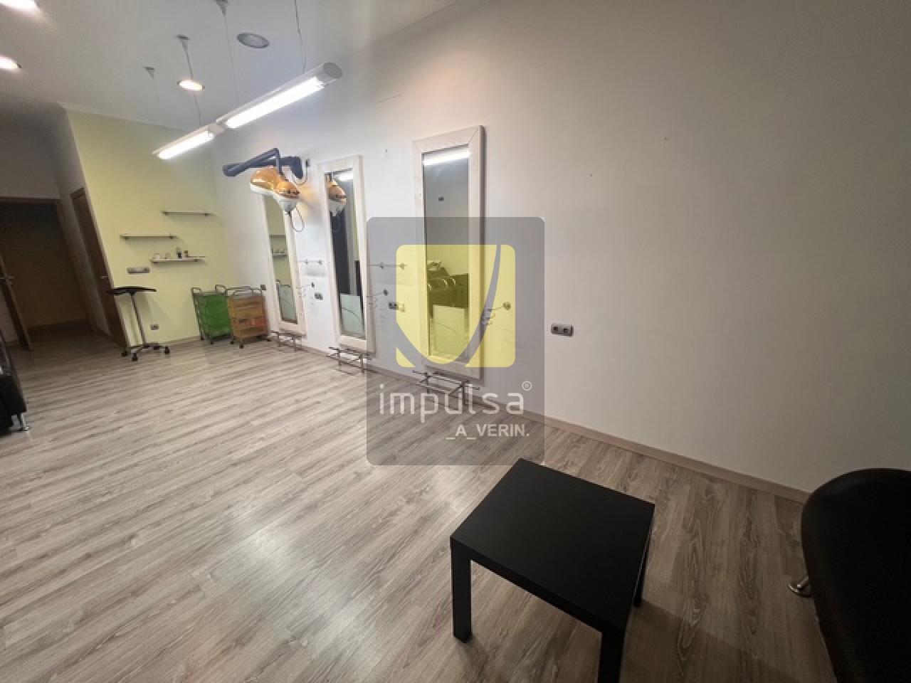 LOCAL COMERCIAL EN VERÍN- INCLUYE 2 PLAZAS DE GARAJE CERRADAS