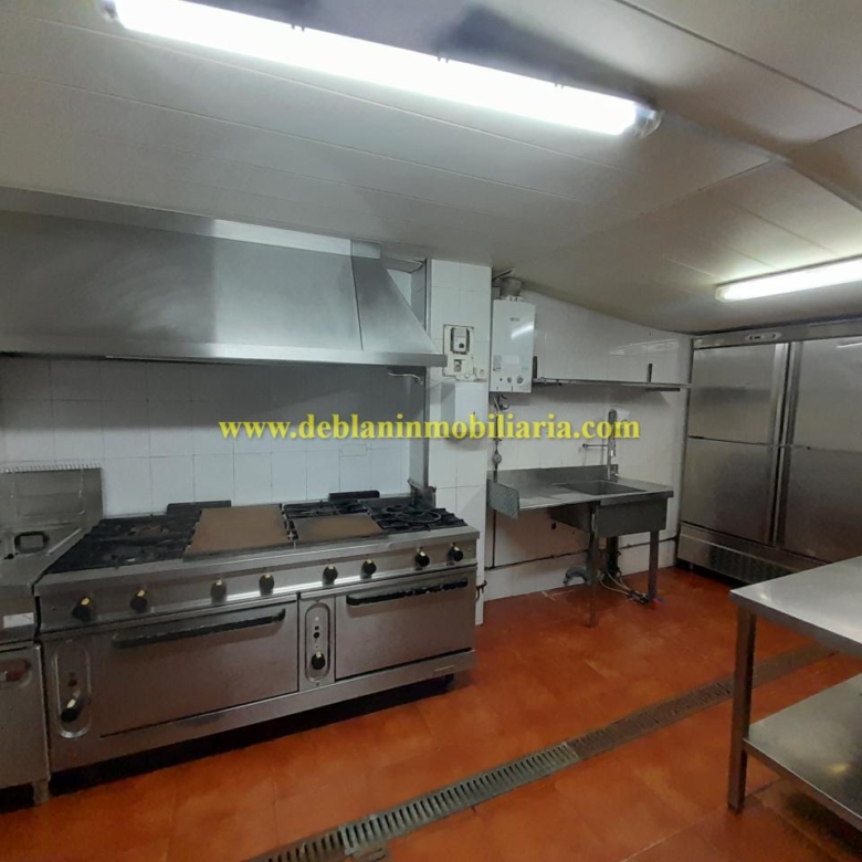 SE ALQUILA  LOCAL DE HOSTELERÍA CON GRAN POTENCIAL EN TUI