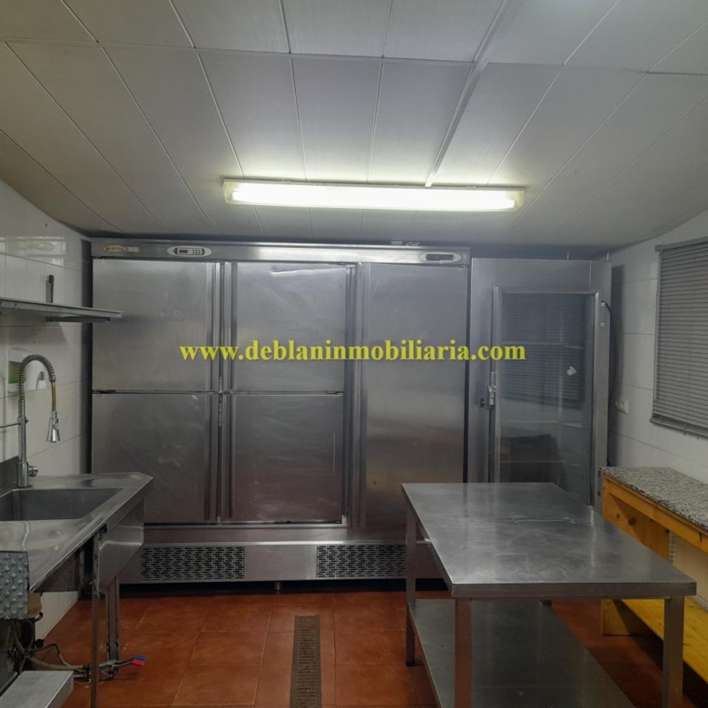SE ALQUILA  LOCAL DE HOSTELERÍA CON GRAN POTENCIAL EN TUI