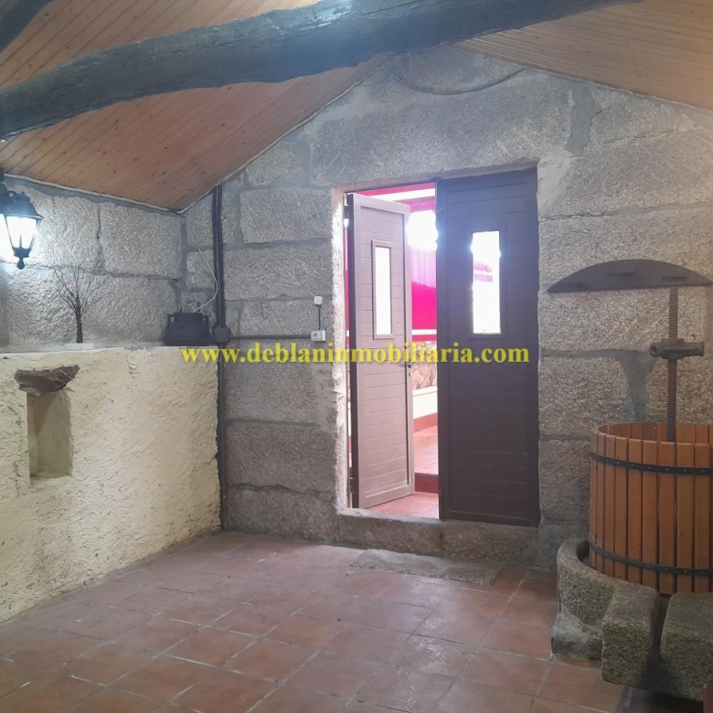 SE ALQUILA  LOCAL DE HOSTELERÍA CON GRAN POTENCIAL EN TUI