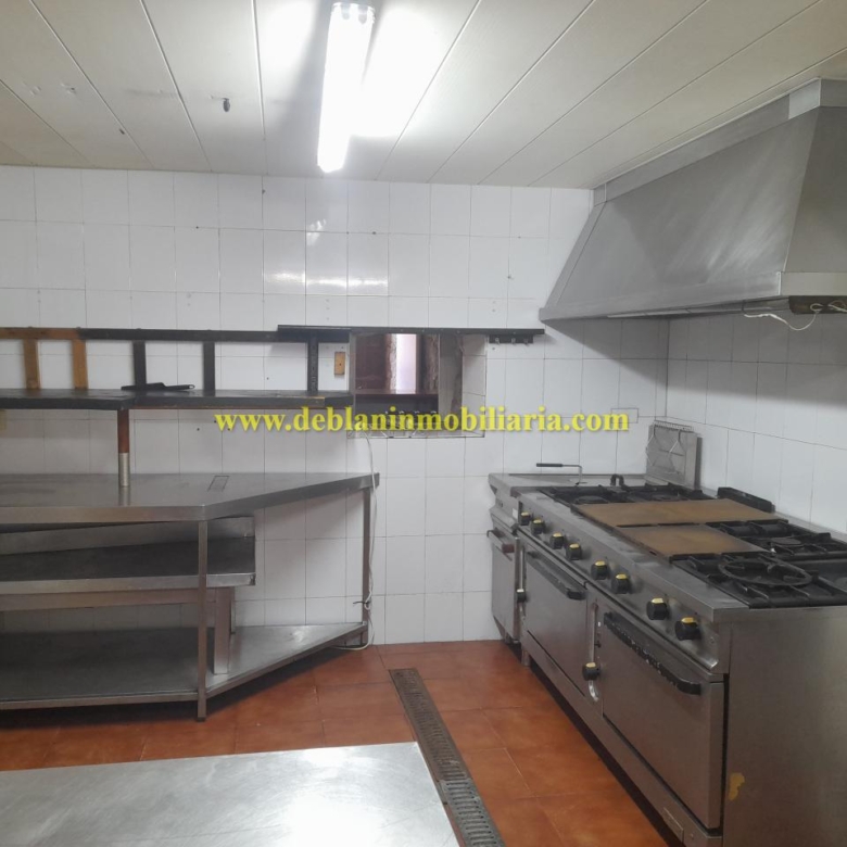 SE ALQUILA  LOCAL DE HOSTELERÍA CON GRAN POTENCIAL EN TUI