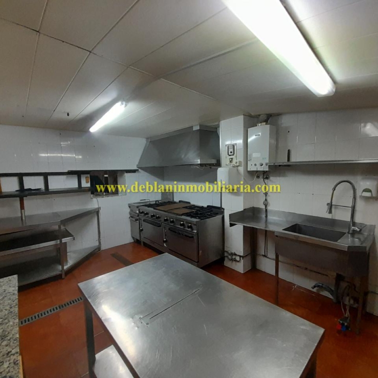 SE ALQUILA  LOCAL DE HOSTELERÍA CON GRAN POTENCIAL EN TUI