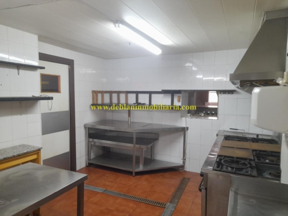 SE ALQUILA  LOCAL DE HOSTELERÍA CON GRAN POTENCIAL EN TUI