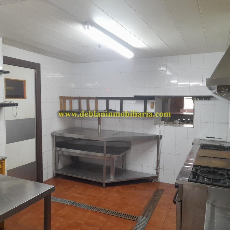 SE ALQUILA  LOCAL DE HOSTELERÍA CON GRAN POTENCIAL EN TUI