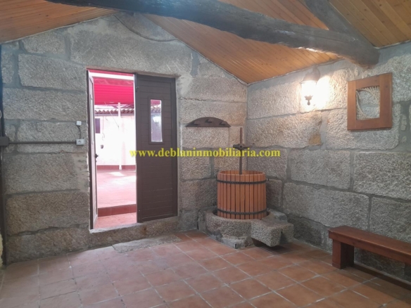 SE ALQUILA  LOCAL DE HOSTELERÍA CON GRAN POTENCIAL EN TUI