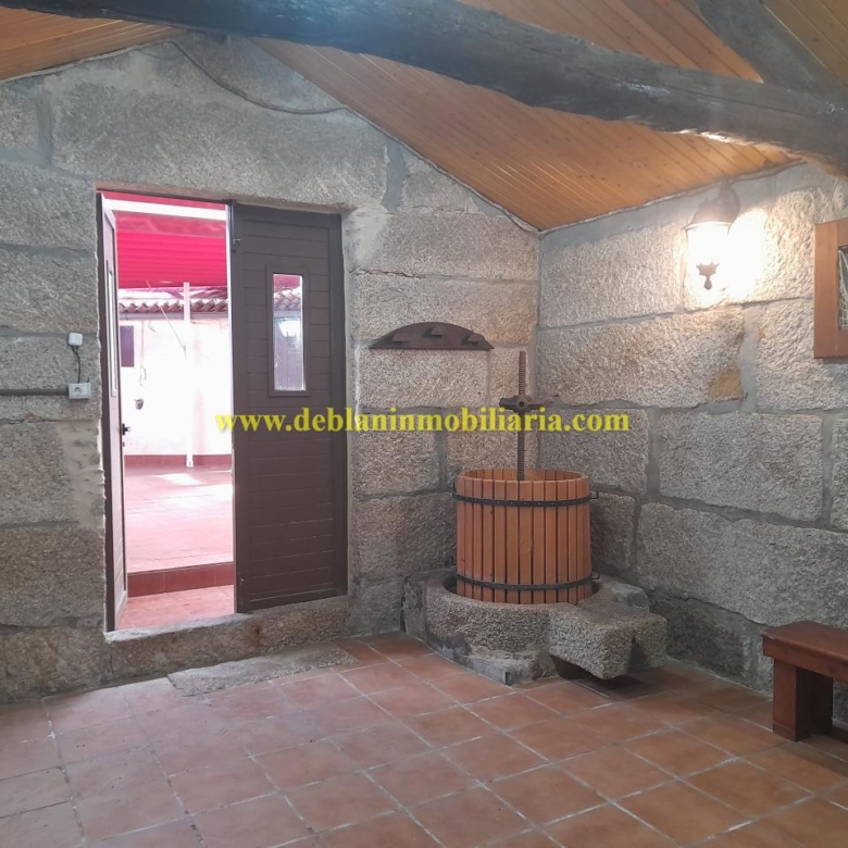 SE ALQUILA  LOCAL DE HOSTELERÍA CON GRAN POTENCIAL EN TUI