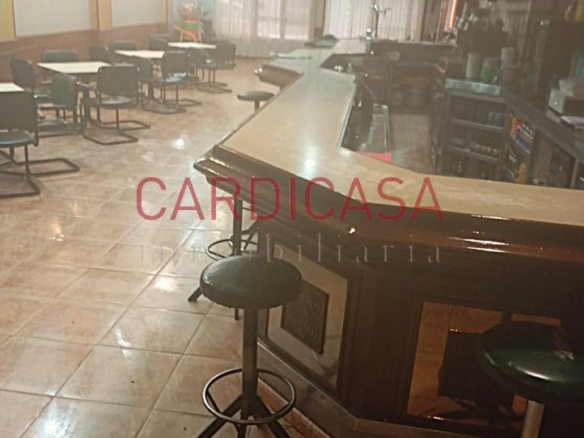 Se alquila amplia cafetería en pleno funcionamiento.