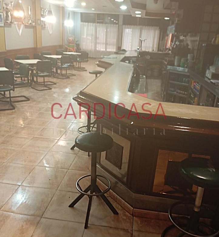 Se alquila amplia cafetería en pleno funcionamiento.