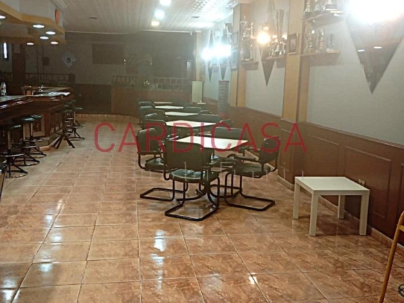 Se alquila amplia cafetería en pleno funcionamiento.