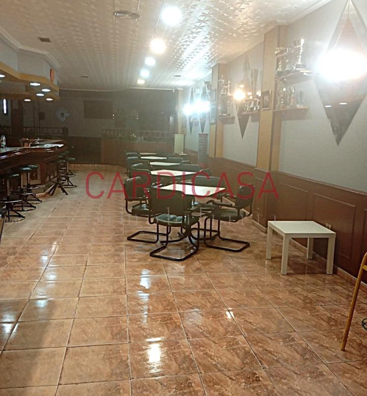 Se alquila amplia cafetería en pleno funcionamiento.