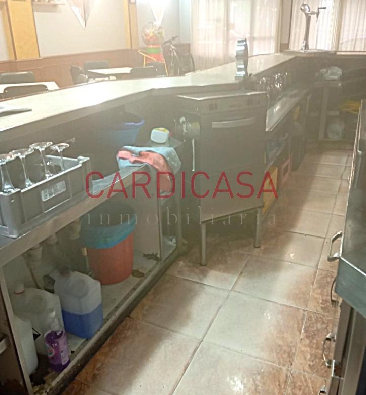 Se alquila amplia cafetería en pleno funcionamiento.