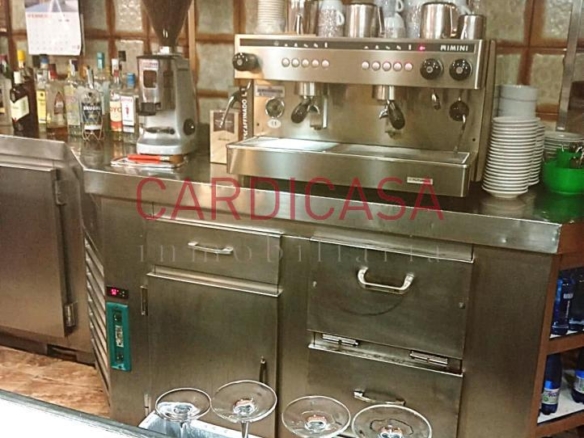 Se alquila amplia cafetería en pleno funcionamiento.