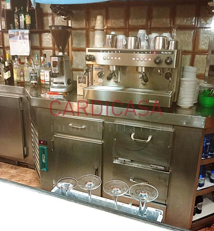 Se alquila amplia cafetería en pleno funcionamiento.