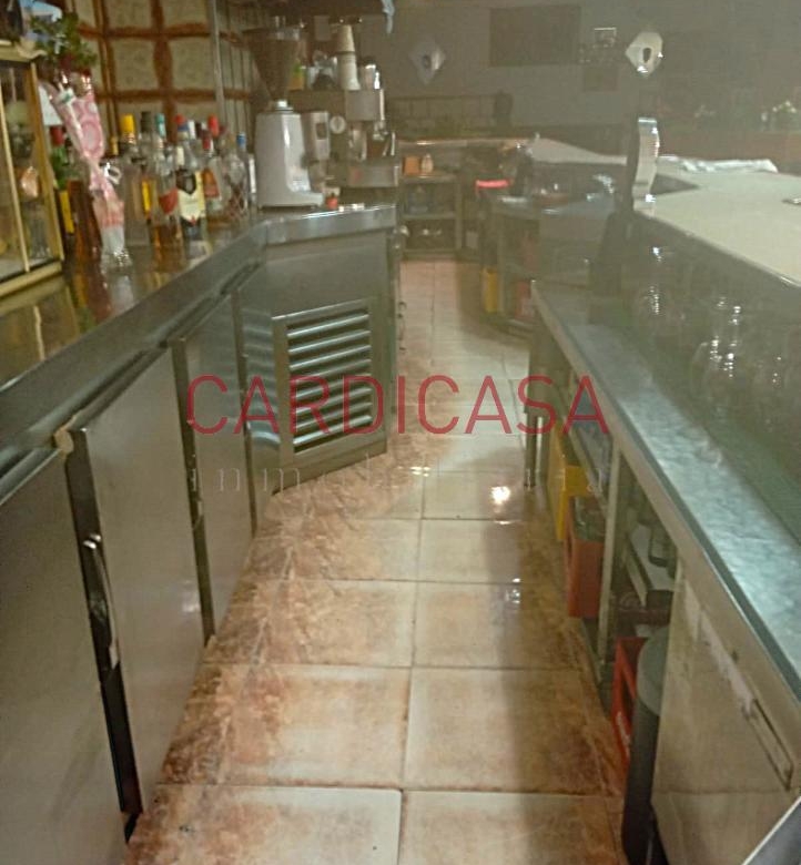 Se alquila amplia cafetería en pleno funcionamiento.