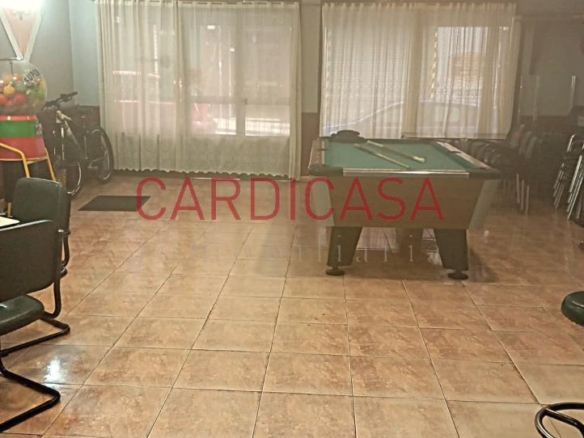 Se alquila amplia cafetería en pleno funcionamiento.