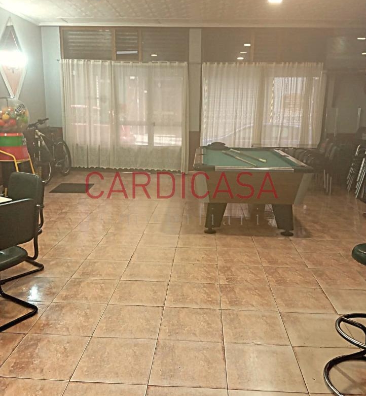 Se alquila amplia cafetería en pleno funcionamiento.