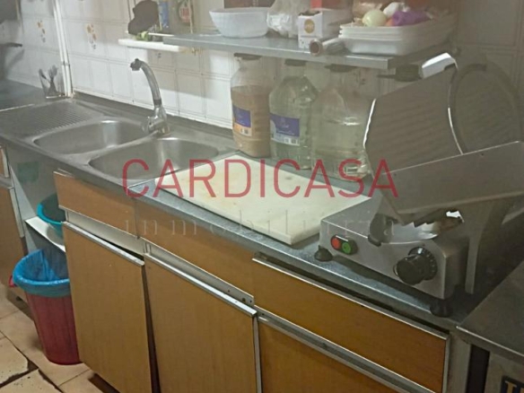 Se alquila amplia cafetería en pleno funcionamiento.
