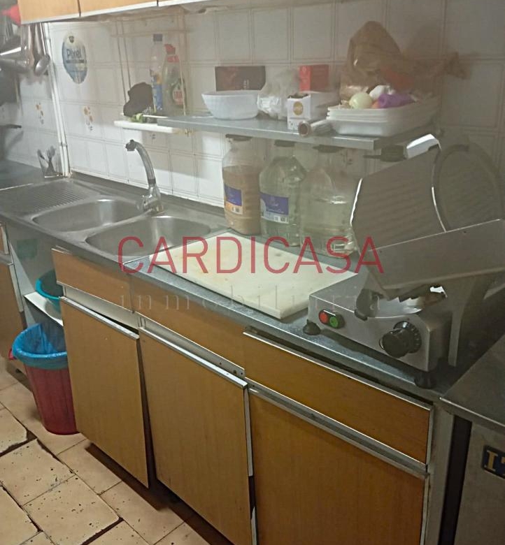 Se alquila amplia cafetería en pleno funcionamiento.
