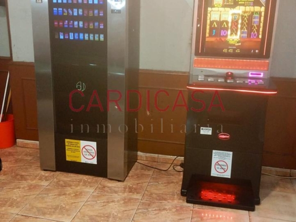 Se alquila amplia cafetería en pleno funcionamiento.