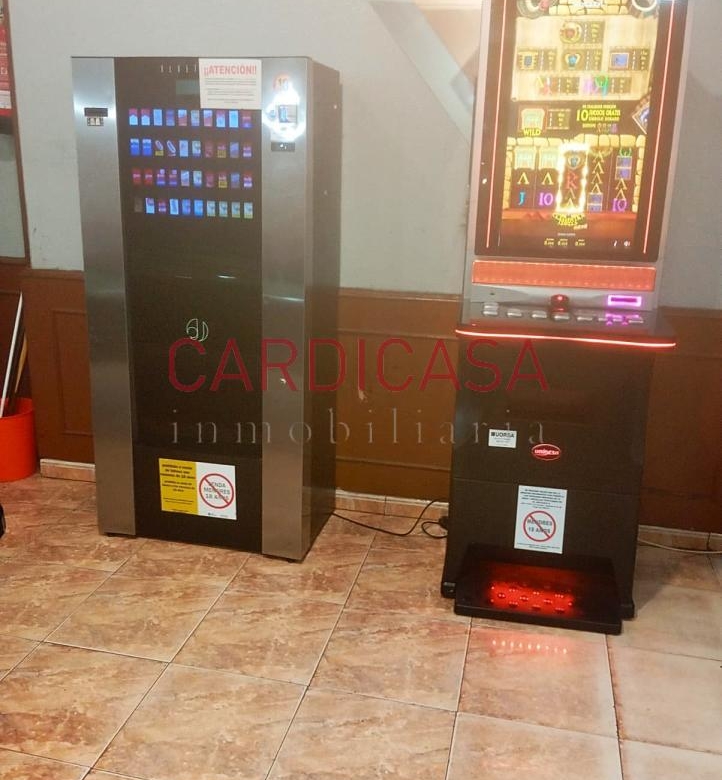 Se alquila amplia cafetería en pleno funcionamiento.