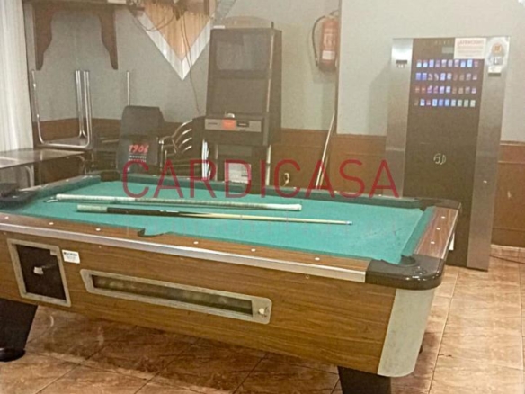 Se alquila amplia cafetería en pleno funcionamiento.