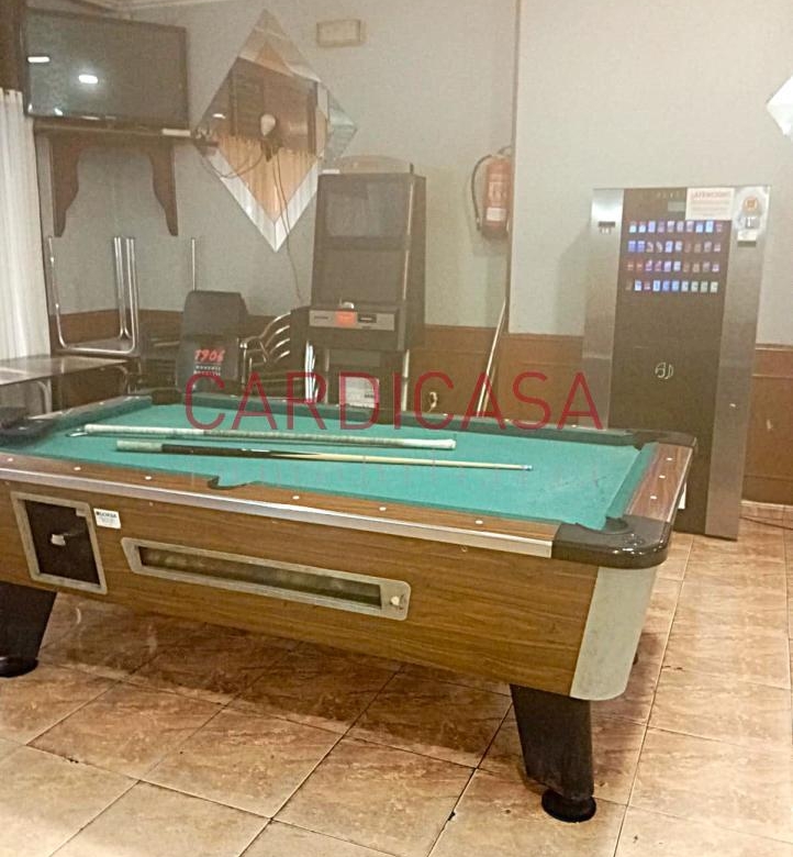 Se alquila amplia cafetería en pleno funcionamiento.