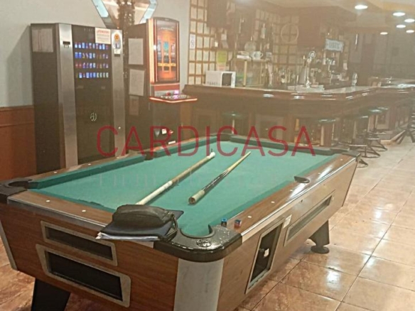 Se alquila amplia cafetería en pleno funcionamiento.