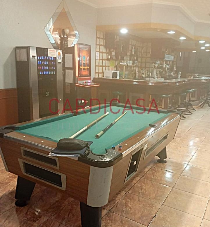 Se alquila amplia cafetería en pleno funcionamiento.