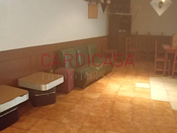 Se alquila amplia cafetería en pleno funcionamiento.