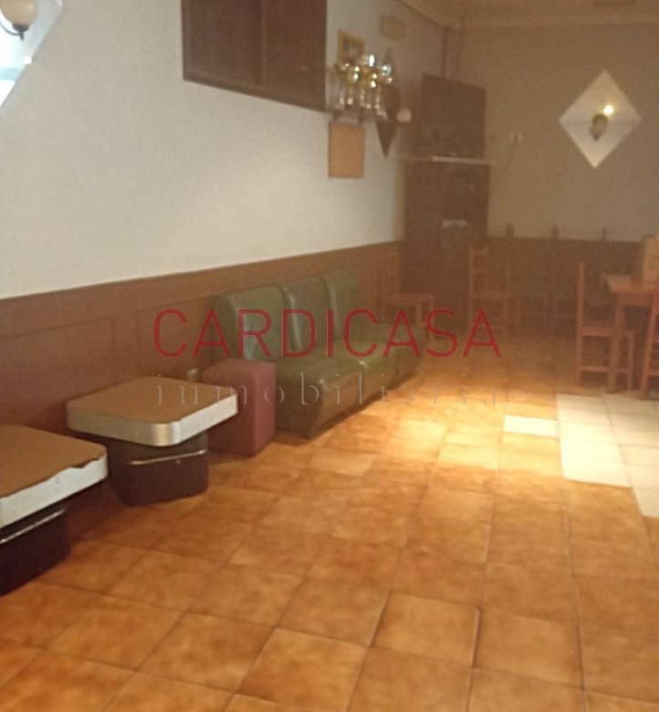 Se alquila amplia cafetería en pleno funcionamiento.