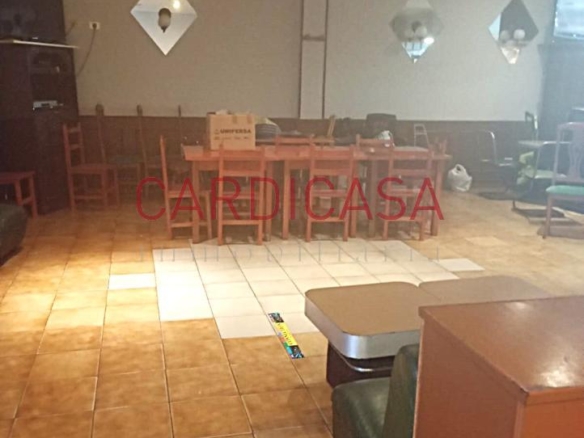 Se alquila amplia cafetería en pleno funcionamiento.