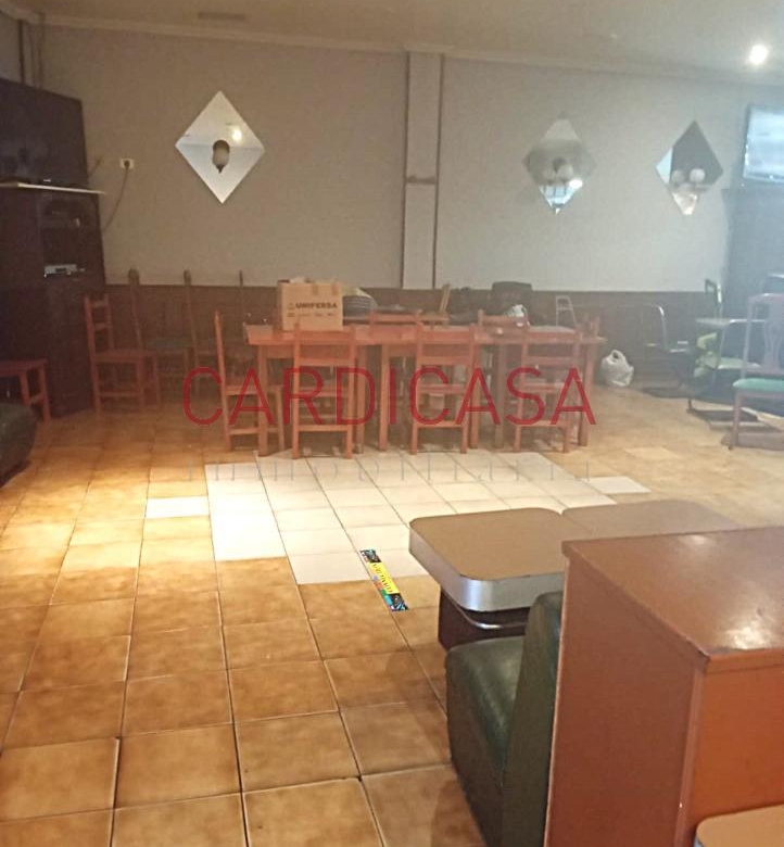 Se alquila amplia cafetería en pleno funcionamiento.