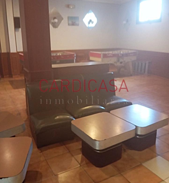 Se alquila amplia cafetería en pleno funcionamiento.